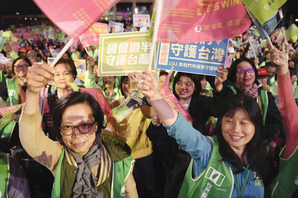 民進党の集会に集まった蔡英文総統の支持者ら。「台湾を守る」という文字が見える＝９日、台湾・宜蘭県（共同）