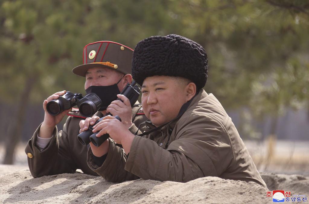 ９日、朝鮮人民軍の火力打撃訓練を指導する北朝鮮の金正恩朝鮮労働党委員長（朝鮮通信＝共同）