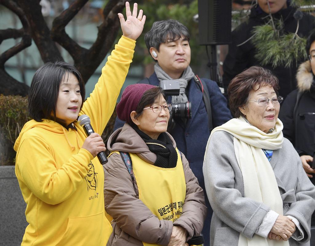 「日本軍性奴隷制問題解決のための正義記憶連帯」の尹美香前代表（手前左）と元慰安婦の李容洙さん（手前右）。李さんはその後、尹氏を告発した＝１月、ソウル（共同）