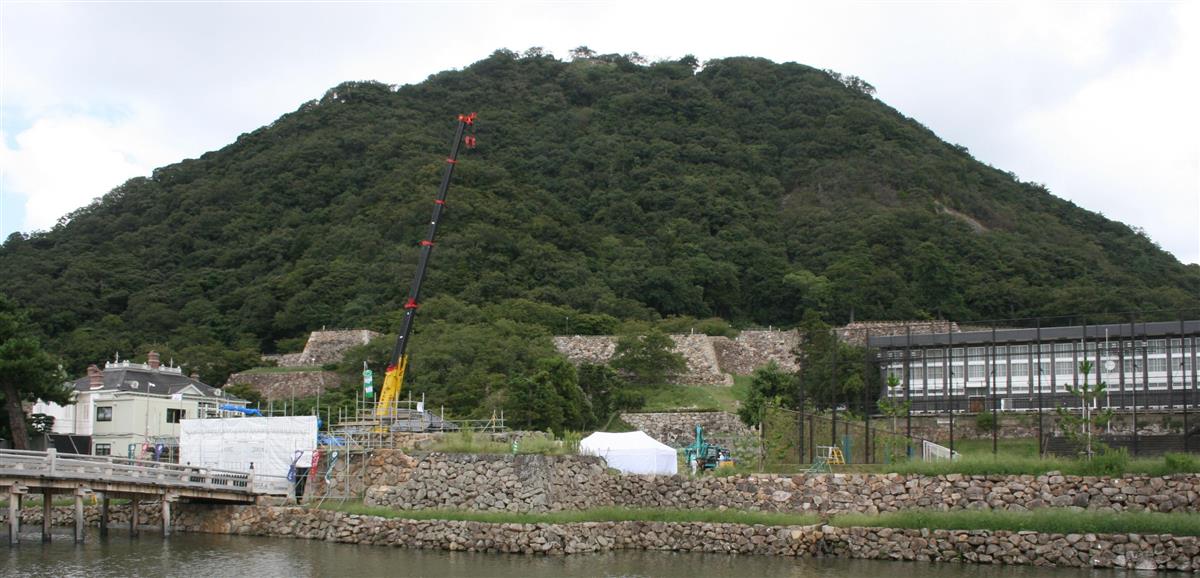 久松山のふもとに残る鳥取城の石垣。大手門の復元工事が行われている（中央）