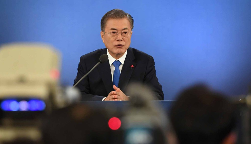 新春の記者会見に臨む韓国の文在寅大統領=10日、ソウル(ロイター)