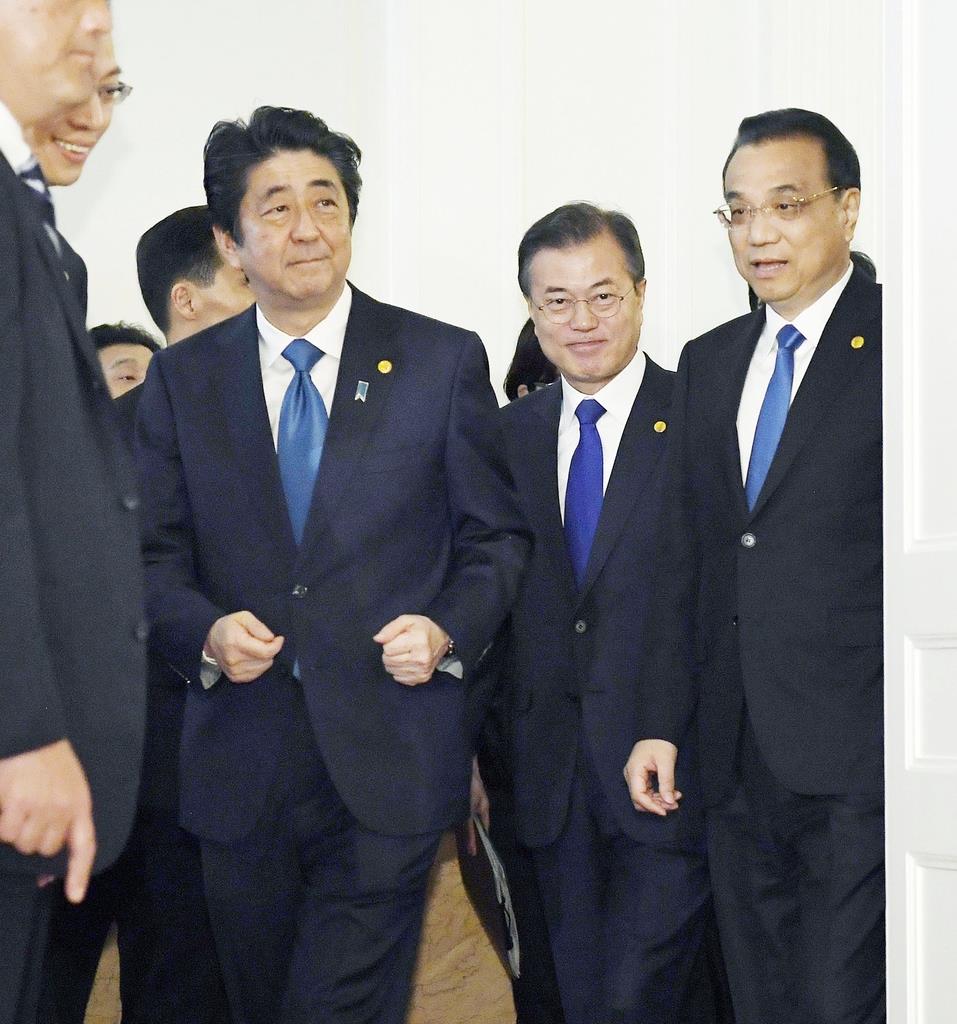 韓国の文在寅大統領(右から2人目)。写真は、5月9日、日中韓サミットの記念撮影前に安倍晋三首相(左)、中国の李克強首相(右)と=東京・元赤坂の迎賓館(代表撮影)