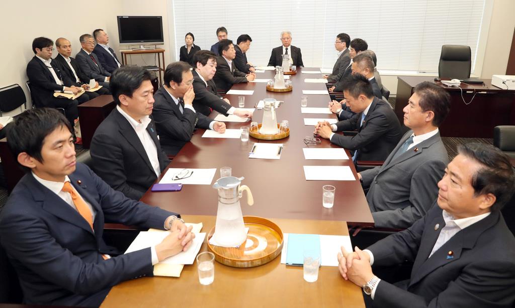 衆院憲法審査会幹事懇談会に臨む与野党の幹事ら=4日午後、国会内(春名中撮影)
