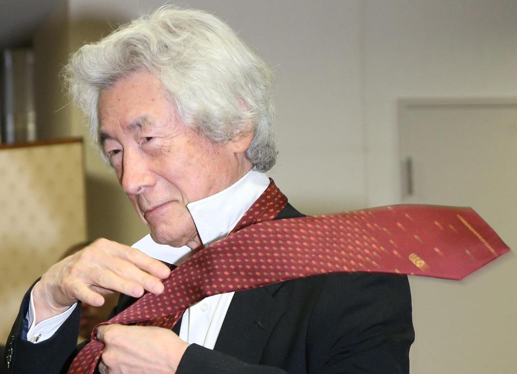 気配りができたという小泉純一郎元首相。写真は、米百俵ネクタイをプレゼントされ、その場で着用する小泉氏=2017年3月、東京・永田町(古厩正樹撮影)