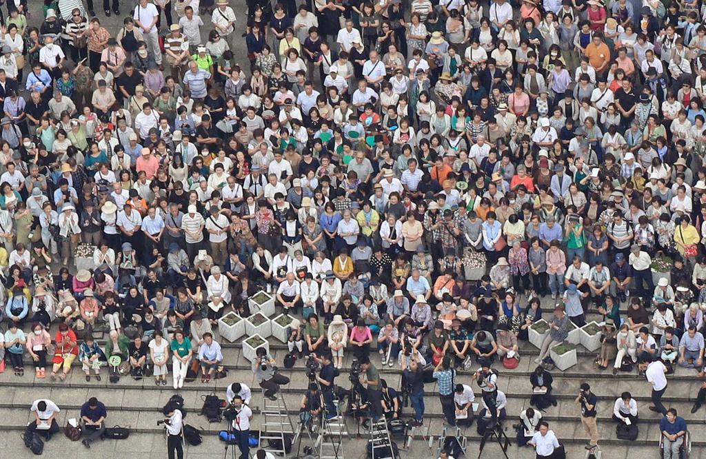 参院選の公示日。候補者の第一声に耳を傾ける有権者ら=4日午前、大阪市北区(本社ヘリから、恵守乾撮影)