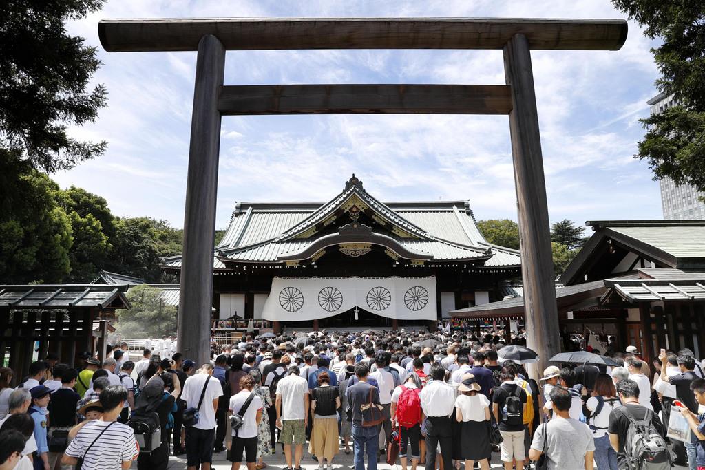 終戦の日、靖国神社で黙とうをする大勢の人たち＝２０１８年８月、東京・九段北
