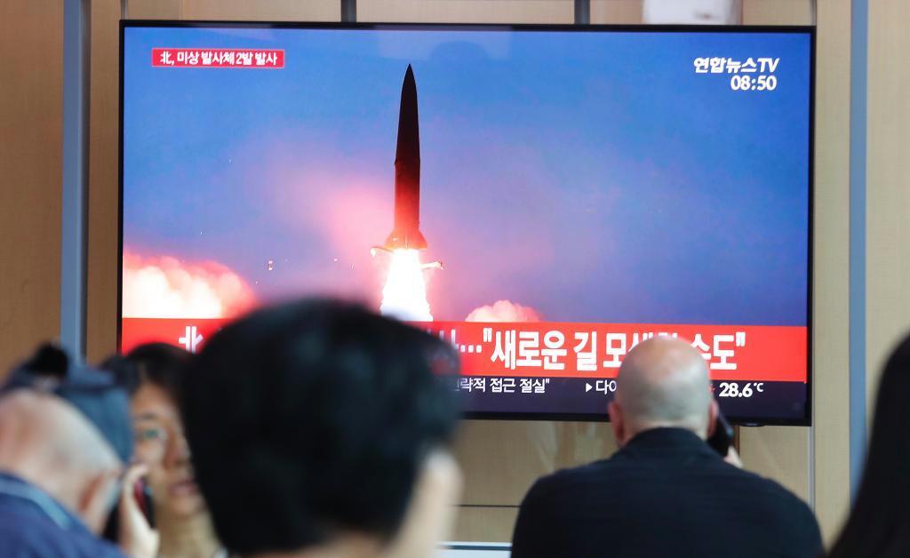 北朝鮮による飛翔体発射を報じる韓国のニュース番組=8月6日、ソウル鉄道駅(AP)