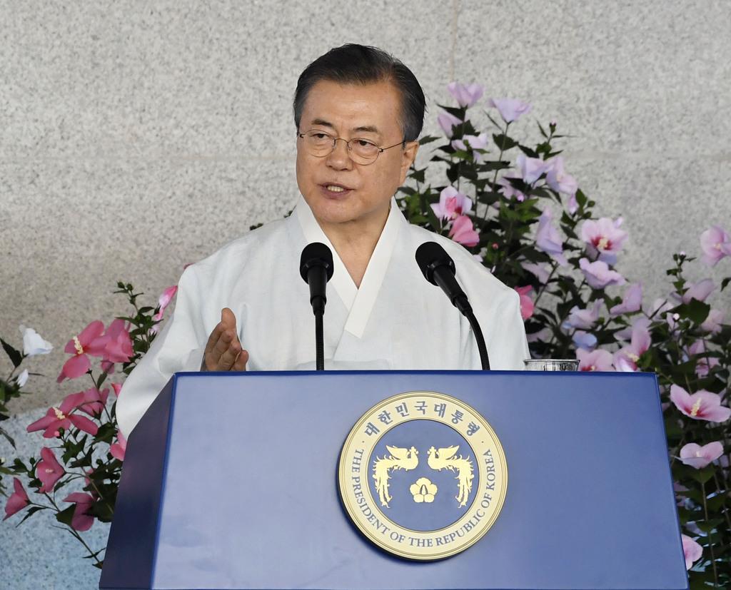 8月15日、韓国の天安で開かれた「光復節」式典で演説する文在寅大統領(共同)