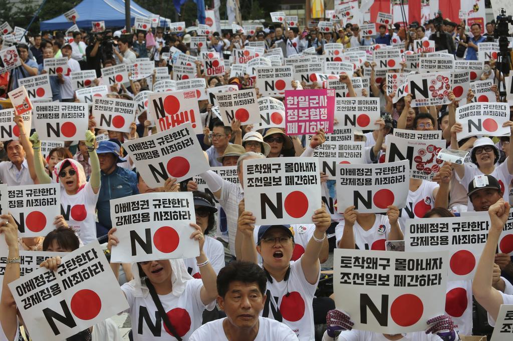 抗議のプラカードには「安倍晋三首相を非難する」と書かれている=8月、ソウル(AP)