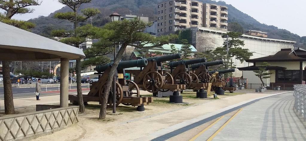 当時の大砲のレプリカが置かれた壇ノ浦砲台跡。ここから外国船を攻撃した =山口県下関市(宮本雅史撮影)