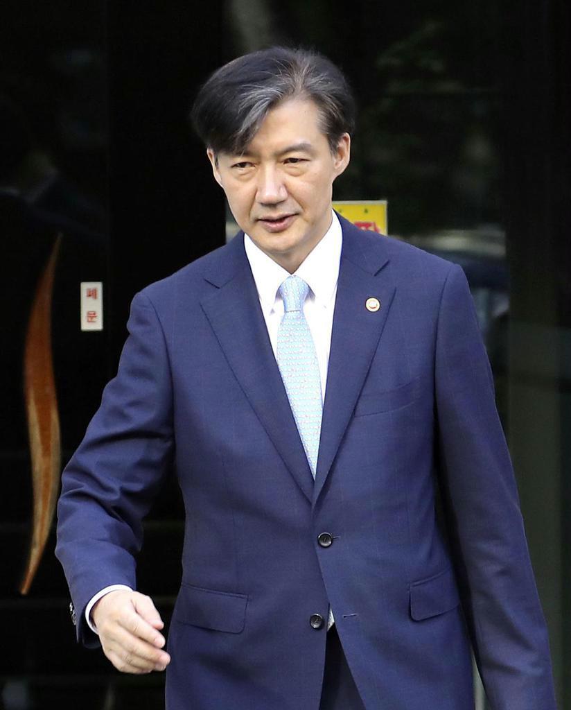 ソウル市内の自宅を出る韓国のチョ法相。検察は自宅まで捜索した=9月23日(聯合=共同)