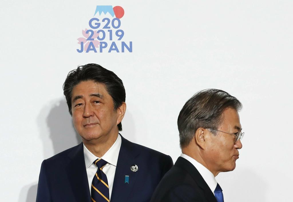 G20大阪サミットでの安倍晋三首相と韓国の文在寅大統領=6月28日、大阪大阪市住之江区(AP)