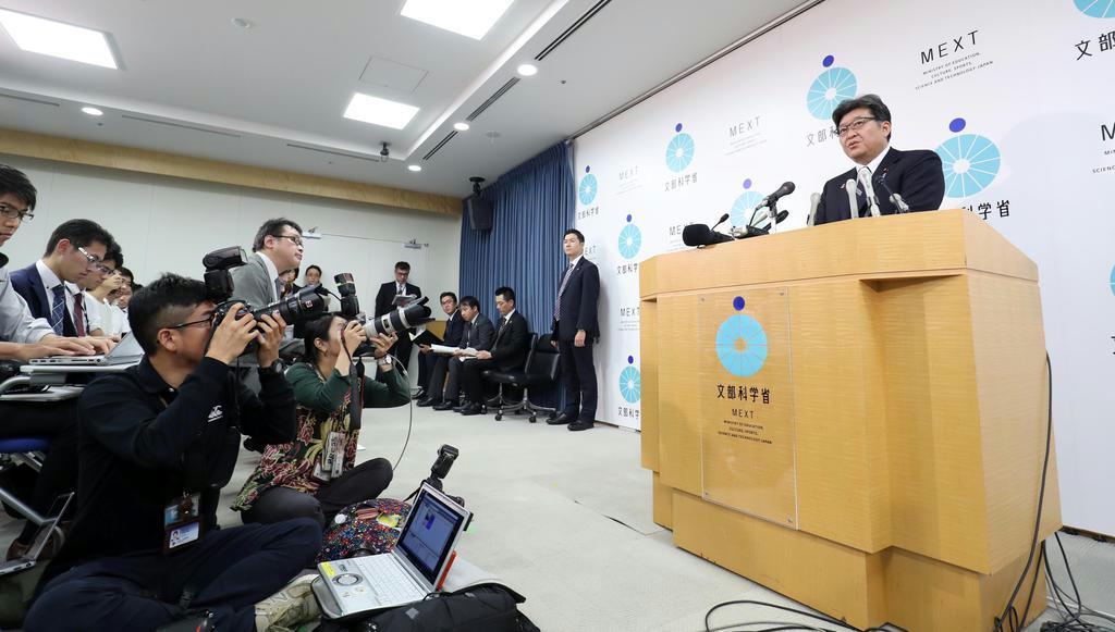 大学入学共通テストへの英語民間検定試験の導入延期について記者会見する萩生田光一文科相=1日、文科省(古厩正樹撮影)