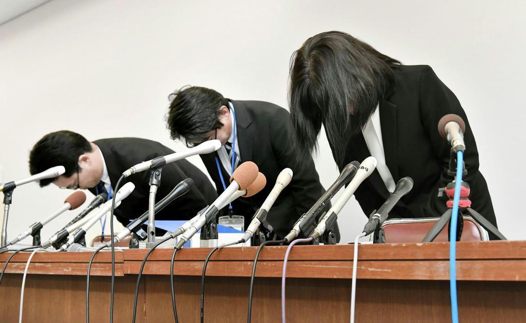 神戸市立東須磨小学校の教師4人が同僚をいじめていた問題で、記者会見し謝罪する校長(右)ら=10月9日