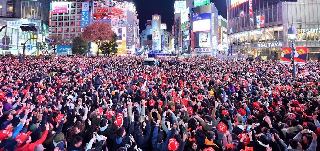 平成最後の年越しを祝うためJR渋谷駅周辺で開かれたカウントダウンイベント。駅前を埋め尽くした人々が新年を迎えた瞬間、大歓声を上げた =1月1日午前、東京都渋谷区