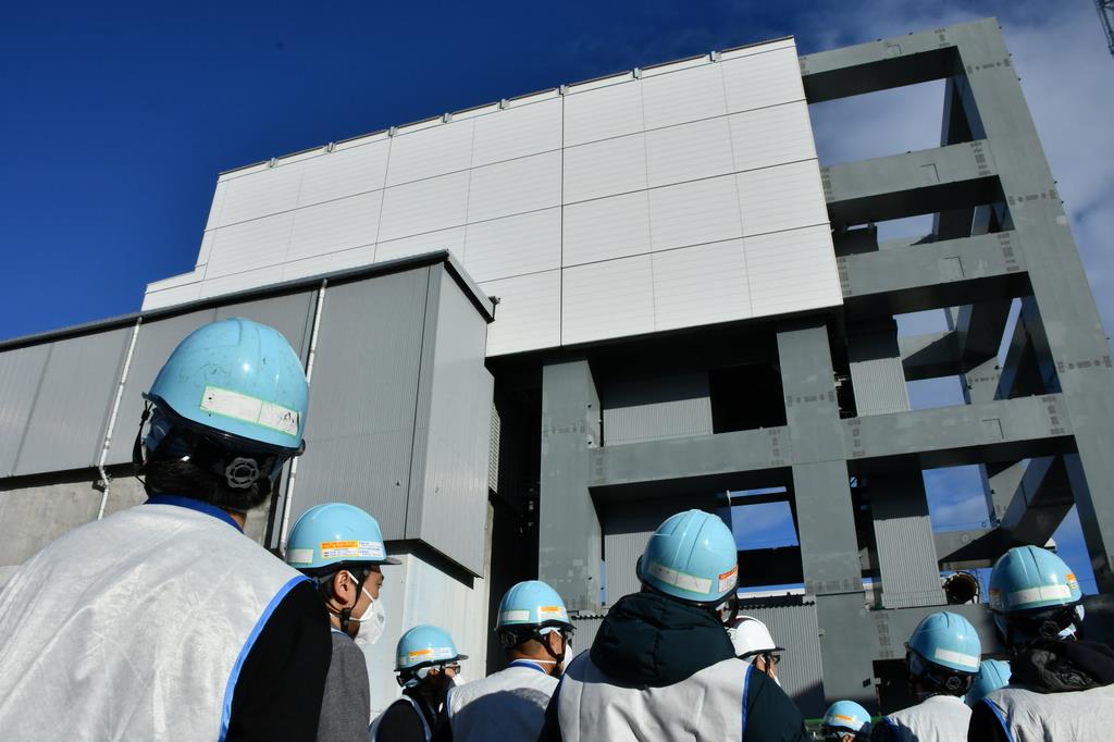 東京電力福島第１原発の４号機原子炉建屋前。４号機は１～４号機の中で使用済み核燃料プールからの燃料搬出が唯一終了している＝１２月４日（代表撮影）