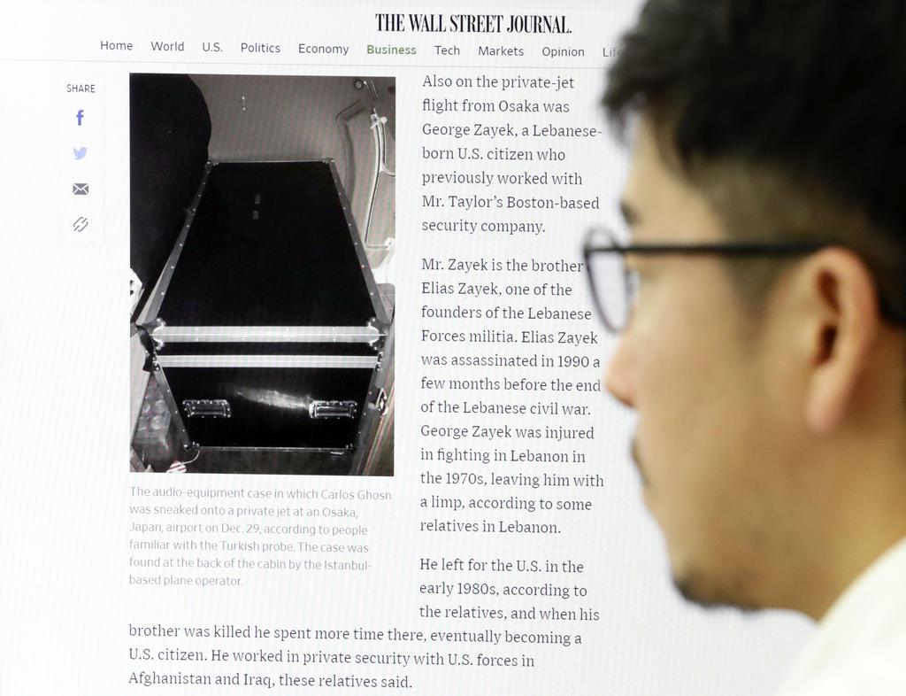 米紙ウォールストリート・ジャーナル電子版に掲載された、ゴーン被告が日本から出国の際に隠れていたという黒い箱の写真＝６日午前、東京都港区