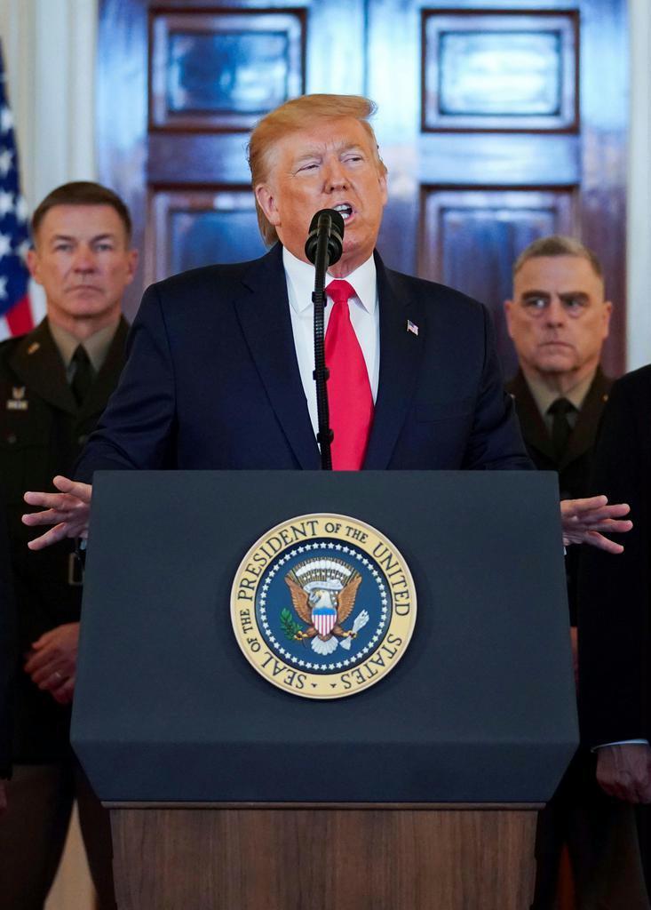 ワシントンのホワイトハウスで、イランの報復攻撃に対する声明を発表するトランプ米大統領 =8日(ロイター)