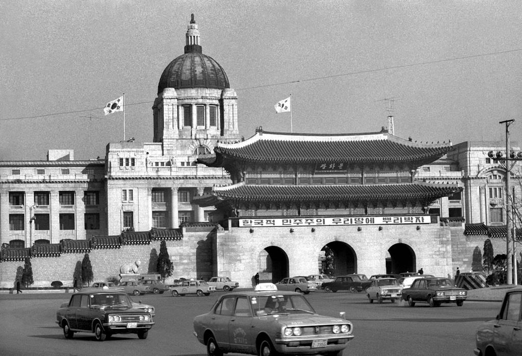 日本統治時代に建てられた朝鮮総督府の旧庁舎（後方）と光化門＝１９７２年