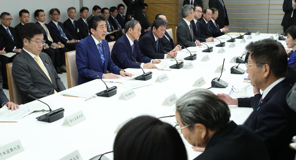 新型コロナウイルス感染症対策本部で発言する安倍晋三首相(手前から2人目)。手前は加藤勝信厚労相=2月27日午後、首相官邸(春名中撮影)