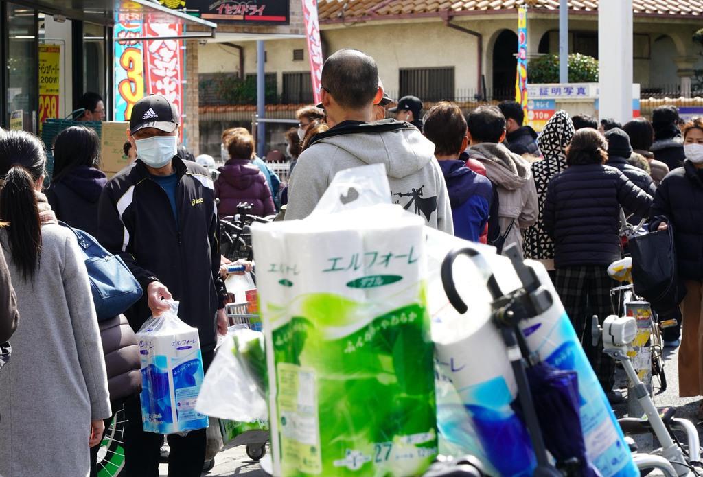 トイレットペーパーを求め、スーパーマーケットに行列を作る人々=1日、大阪府東大阪市(恵守乾撮影)