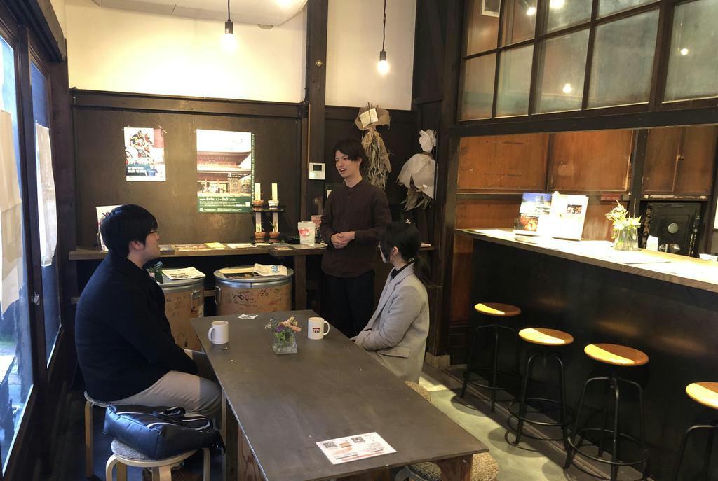 カフェ「TREE」の店内。古さの中に新しさを感じる空間だ=3月29日、新潟県三条市(池田証志撮影)