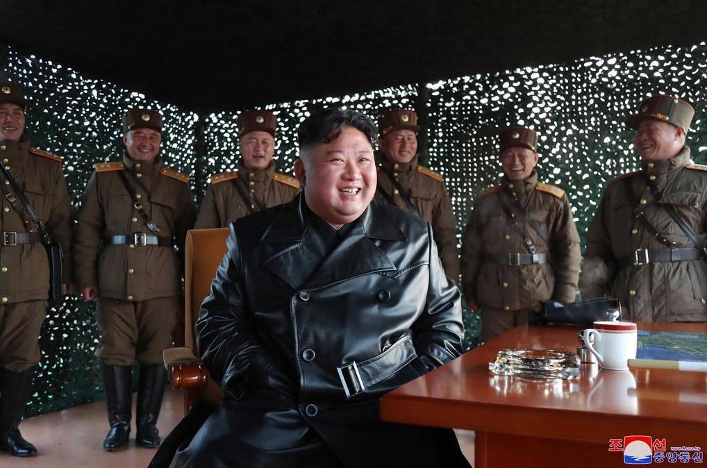 3月21日、戦術誘導兵器の模範射撃を視察する金正恩朝鮮労働党委員長(朝鮮中央通信=朝鮮通信)