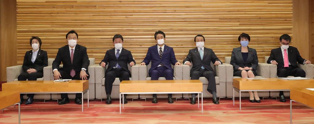 緊急経済対策を閣議決定する安倍晋三首相(左から4人目)と閣僚ら=7日午前、首相官邸(春名中撮影)