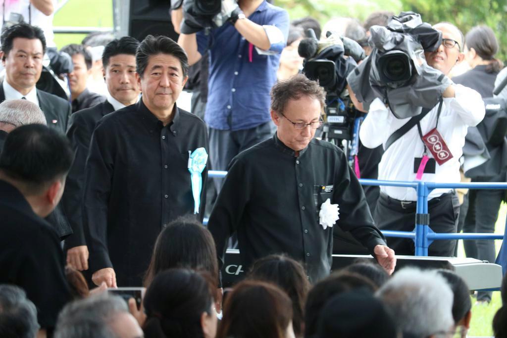 沖縄全戦没者追悼式に臨む安倍晋三首相(左)と玉城デニー知事=令和元年6月23日、沖縄県糸満市