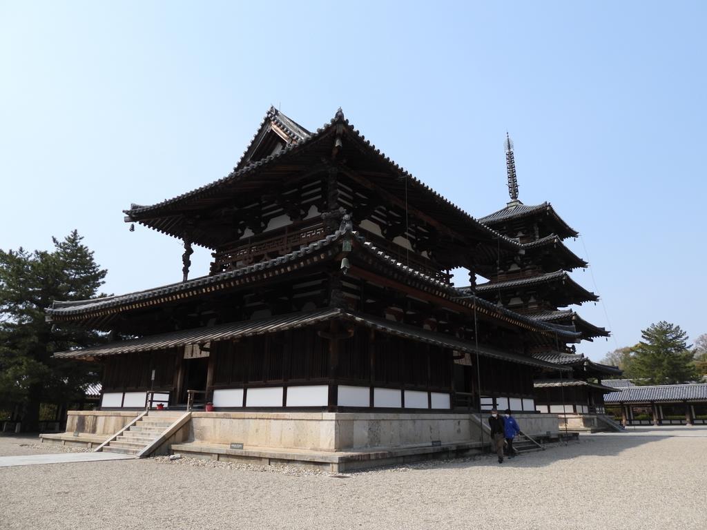 世界文化遺産に登録されている法隆寺の金堂(手前)と五重塔=奈良県斑鳩町