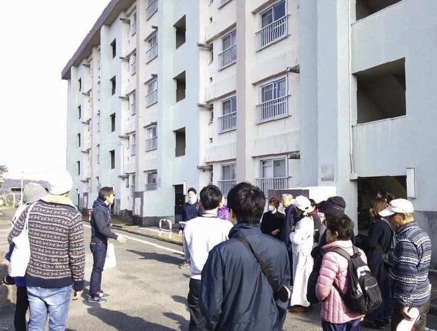 二宮団地で行われている入居希望者向けの視察ツアー(神奈川県住宅供給公社提供)