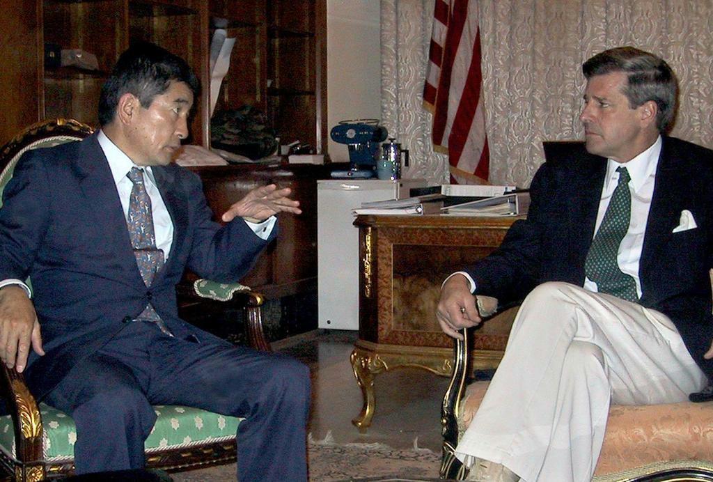 2003年、イラクを占領統治するブレマー連合国暫定当局代表と会談する岡本行夫・首相補佐官(左)(当時)=バグダッド(村上大介撮影)