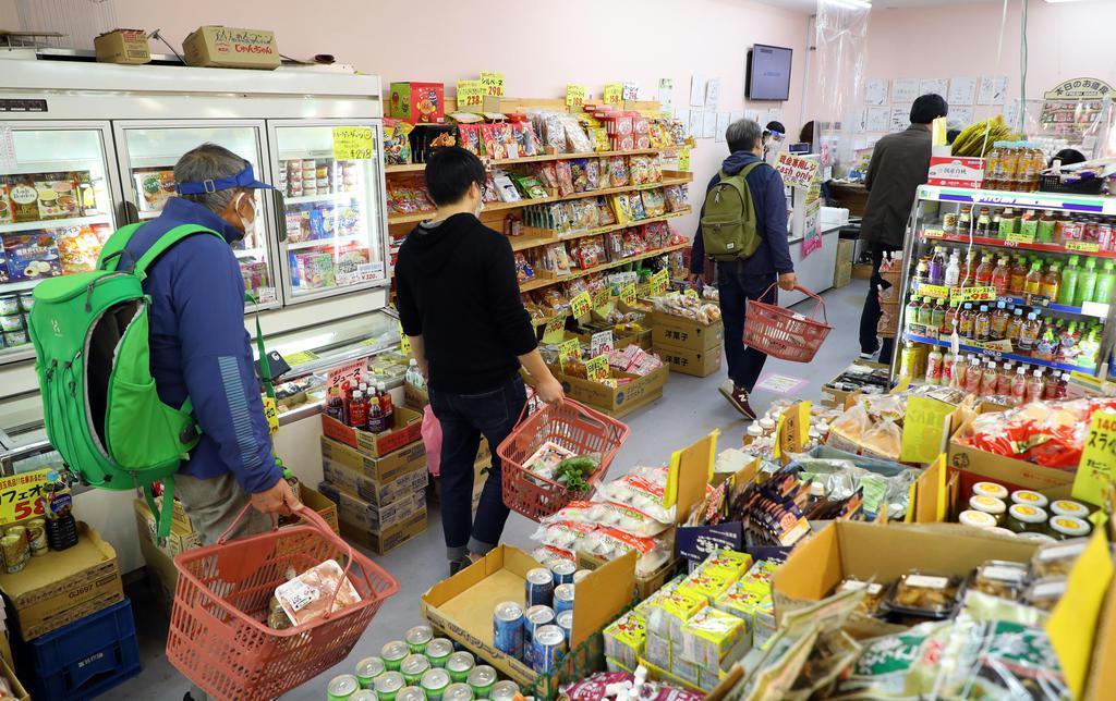 新型コロナウイルスの感染拡大防止のため、間隔をあけてレジに並ぶ買い物客=4月25日、東京都練馬区のスーパー「アキダイ」
