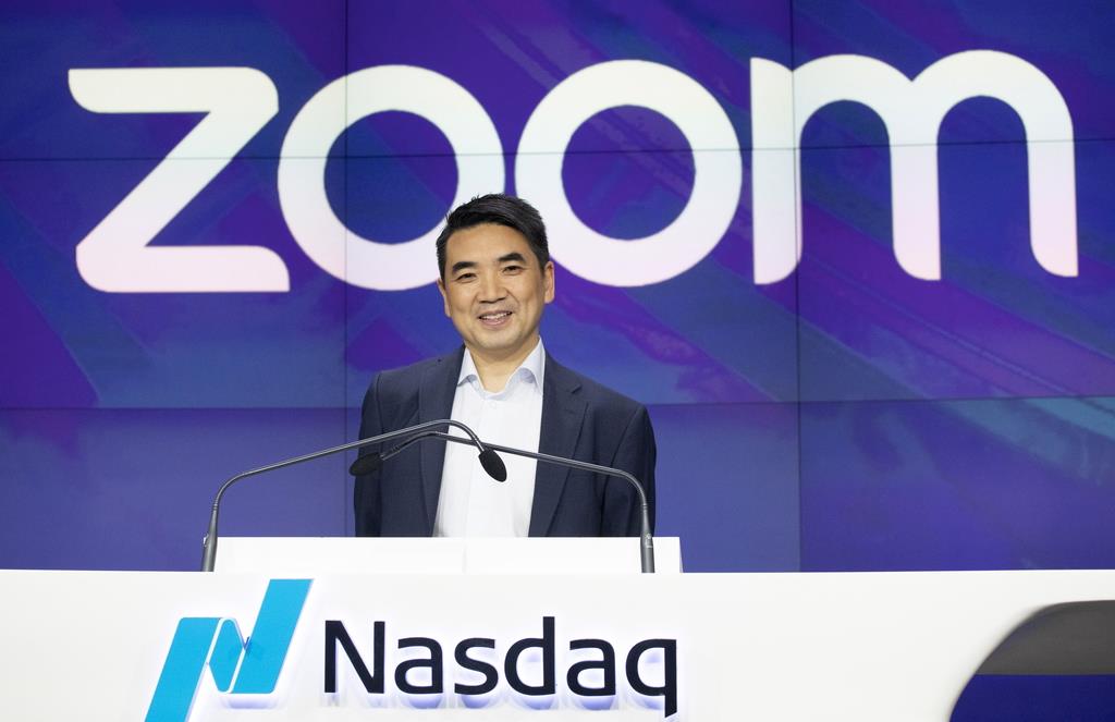 昨年4月、米ナスダック証券取引所へ上場した米ズーム・ビデオ・コミュニケーションズ社の創業者兼CEO(最高経営責任者)、エリック・ヤン氏。自らの遠距離恋愛の経験からビデオ会議システム「ZOOM(ズーム)」を生み出した=2019年4月18日(AP)