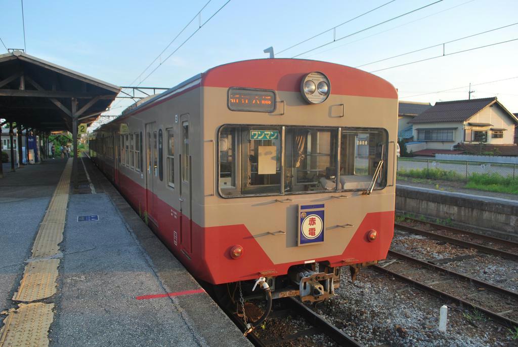 全線存続が決まった近江鉄道。2両編成の電車は「ガチャコン電車」として地元に親しまれている