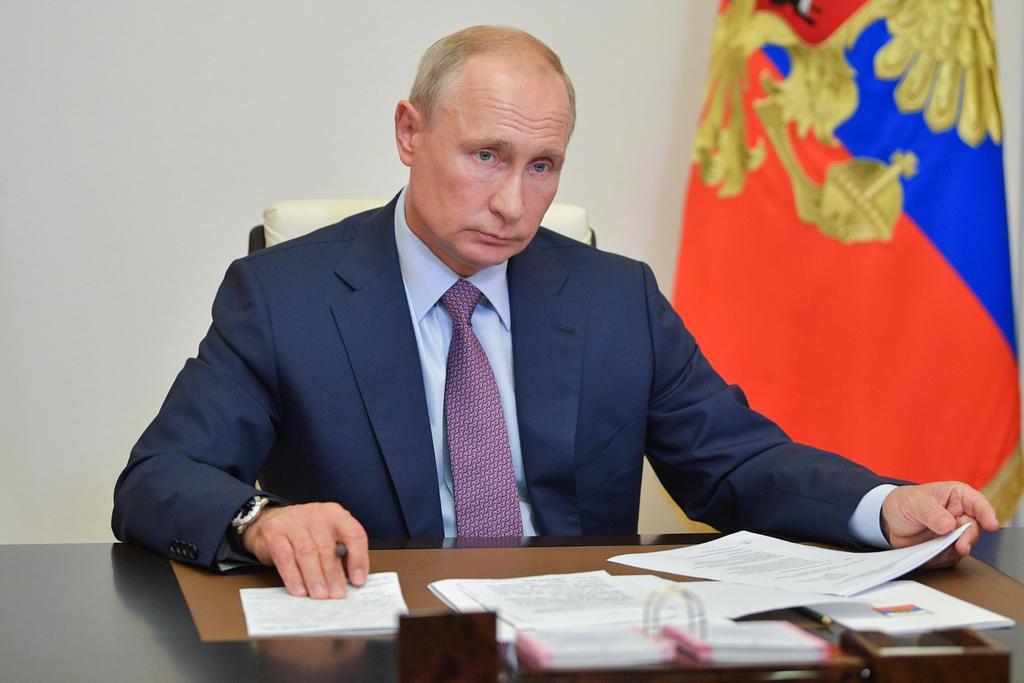 2日、テレビ会議に参加するロシアのプーチン大統領(タス=共同)
