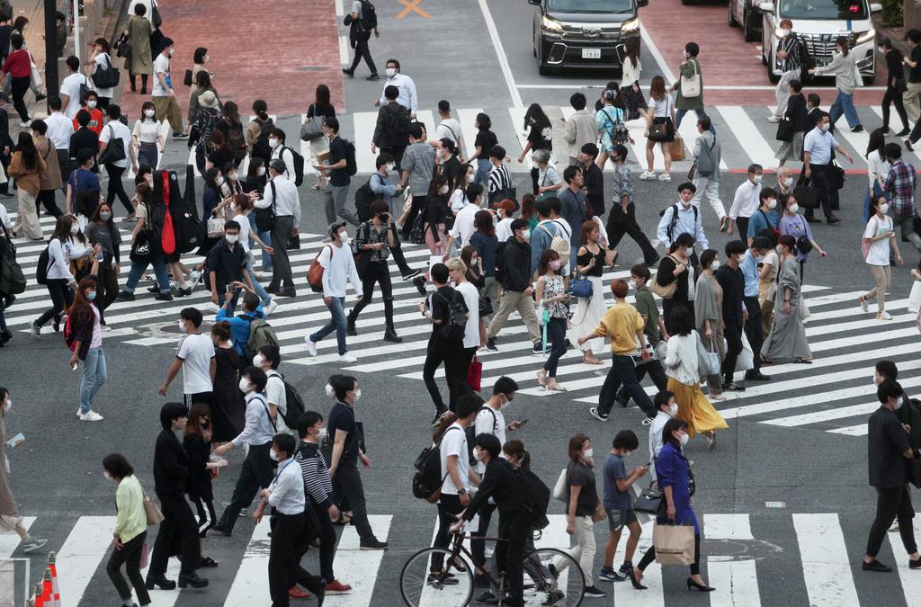 コロナ禍では感染拡大防止の観点から、主要駅などでの人出の動向に注目が集まっている=東京都渋谷区