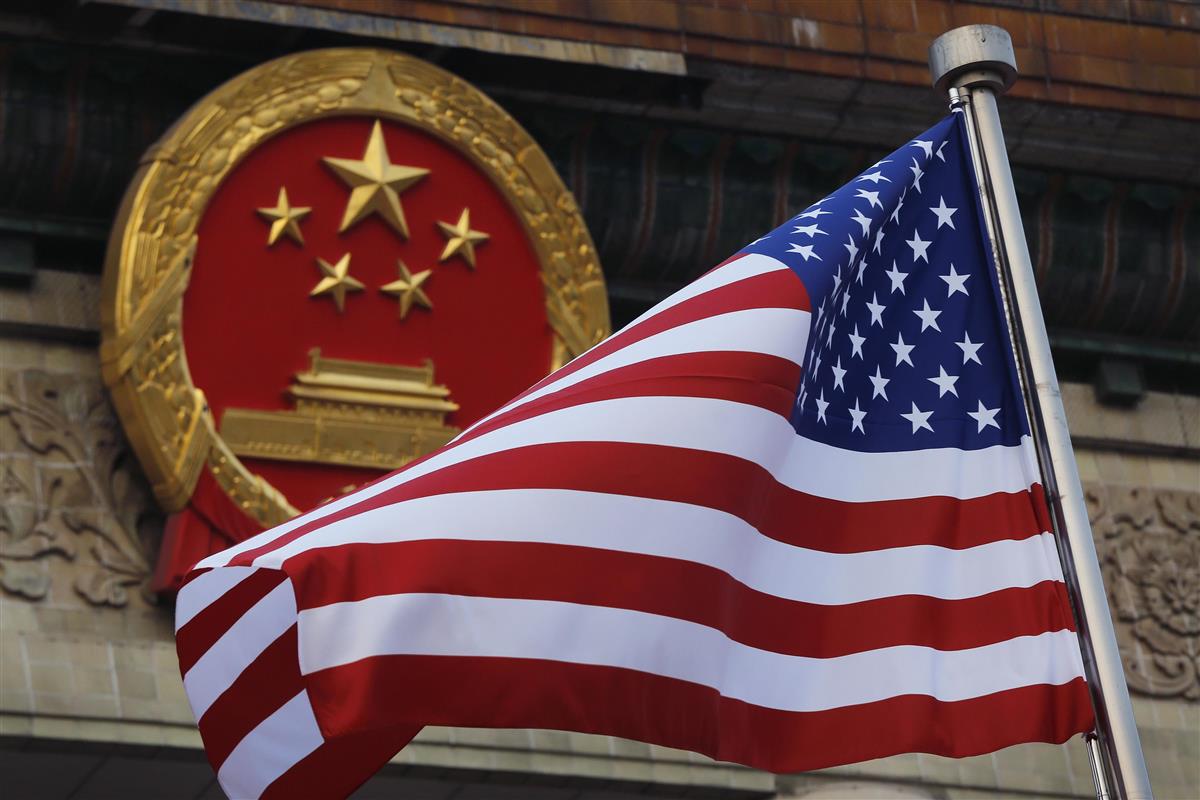 中国国章の前にたなびく米国国旗=北京(AP)