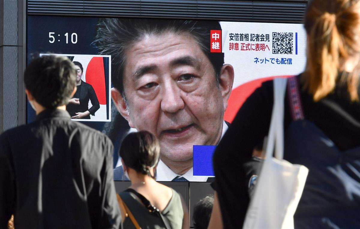 安倍首相の辞任表明の記者会見を伝える大阪・道頓堀のモニター=8月28日