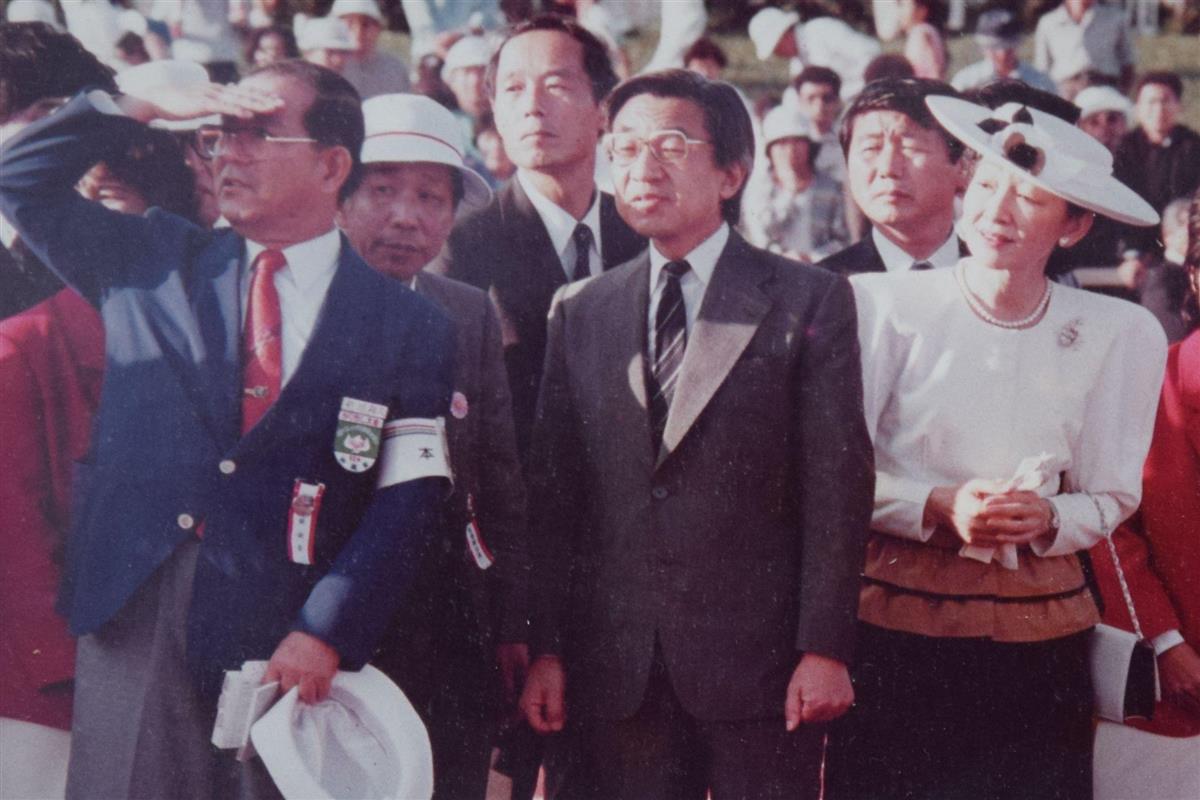 沖縄国体で上皇ご夫妻(当時は皇太子同妃)の案内役を務めた副知事時代の新垣雄久さん(左)=昭和62年