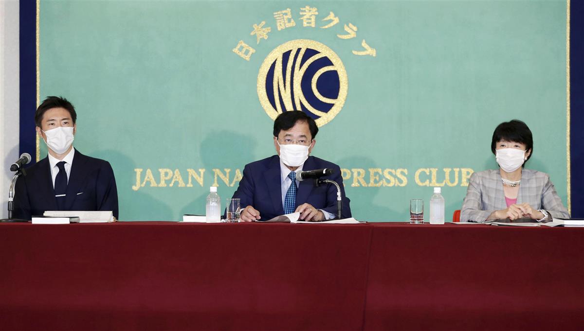 記者会見する「新型コロナ対応・民間臨時調査会」の委員長を務めた小林喜光氏(中央)ら=10月8日午後、東京・内幸町の日本記者クラブ