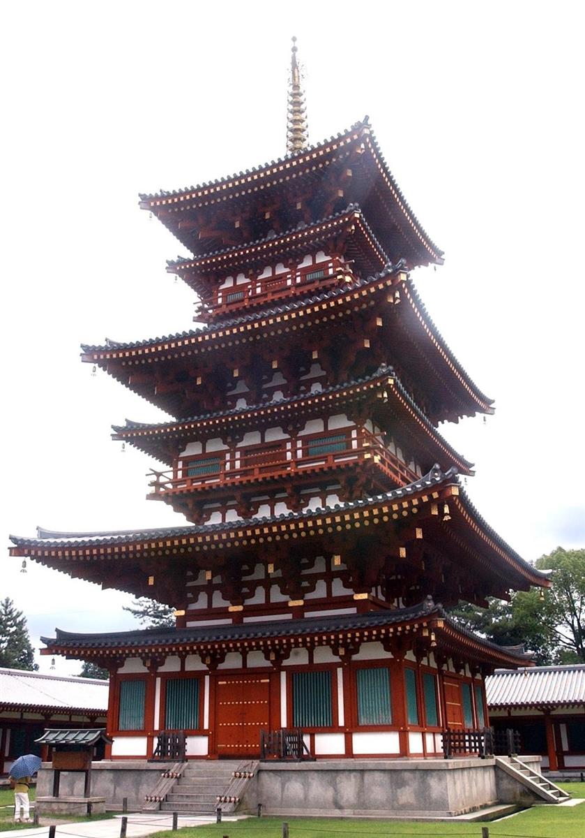 昭和の時代に再建された薬師寺西塔=奈良市