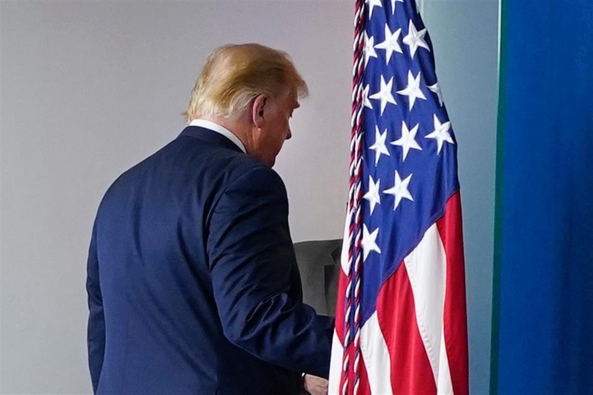 米大統領選の開票が進む中、マスコミの前に姿を見せたトランプ氏。最後まで敗北宣言はなかった =11月5日、ホワイトハウス(AP)