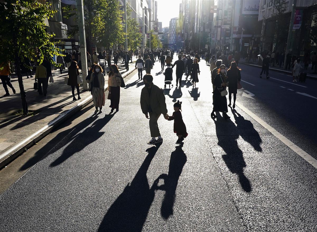 歩行者天国になった東京・銀座を訪れた人たち=11月28日午後