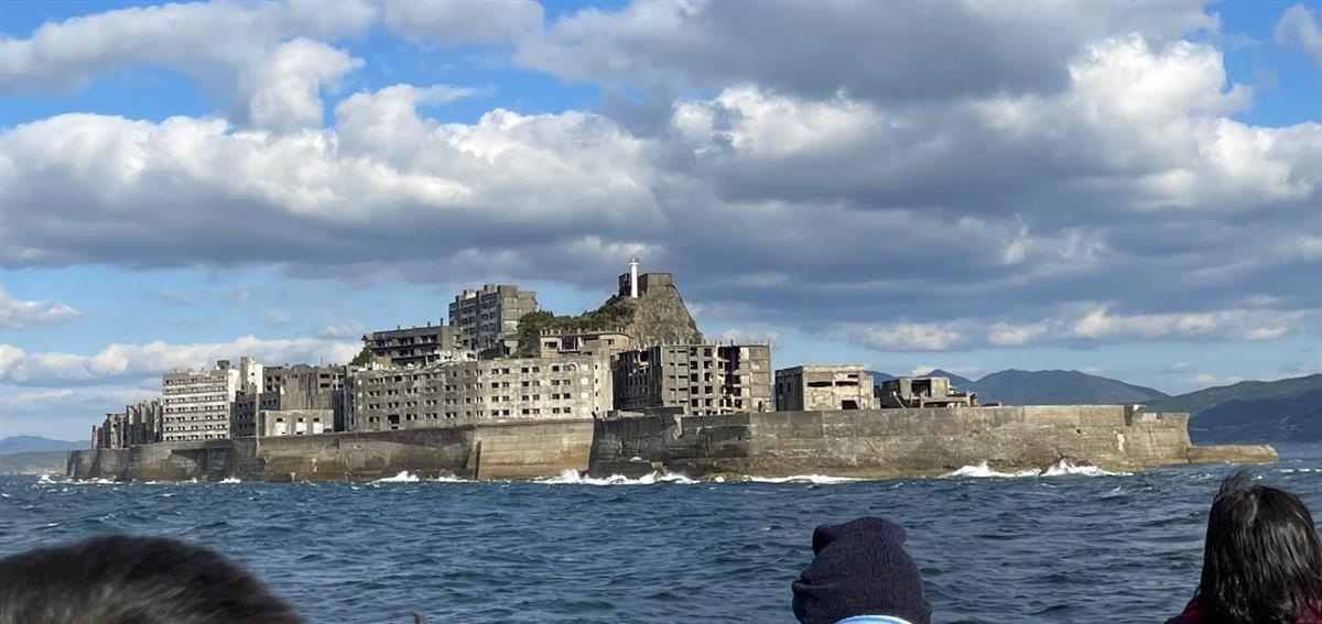 廃墟となった建物が密集する端島(通称・軍艦島)の全景=令和2年12月20日、長崎市