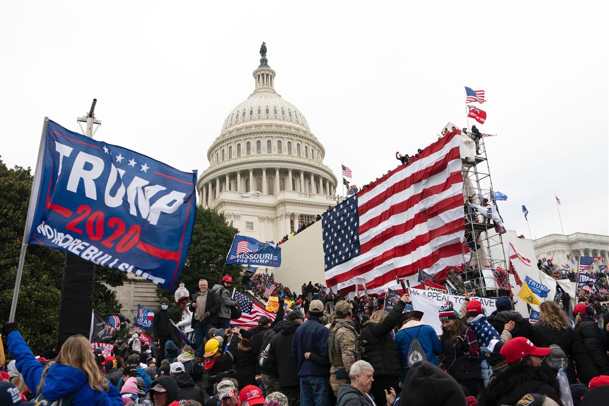 米連邦議会議事堂前に集まったトランプ氏の支持者ら =1月6日、米ワシントン(AP)