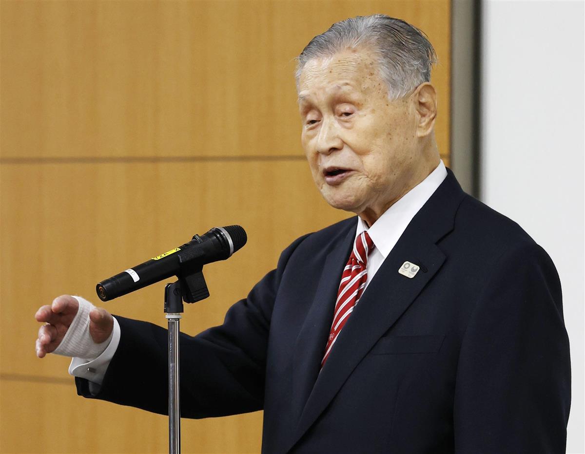 自らの発言について取材に答える東京五輪・パラリンピック組織委員会の森喜朗会長=4日、東京都中央区
