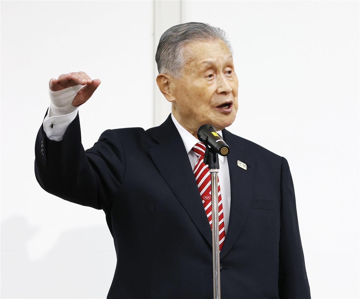 記者会見する東京五輪・パラリンピック組織委員会の森喜朗会長=4日午後2時9分、東京都中央区(代表撮影)