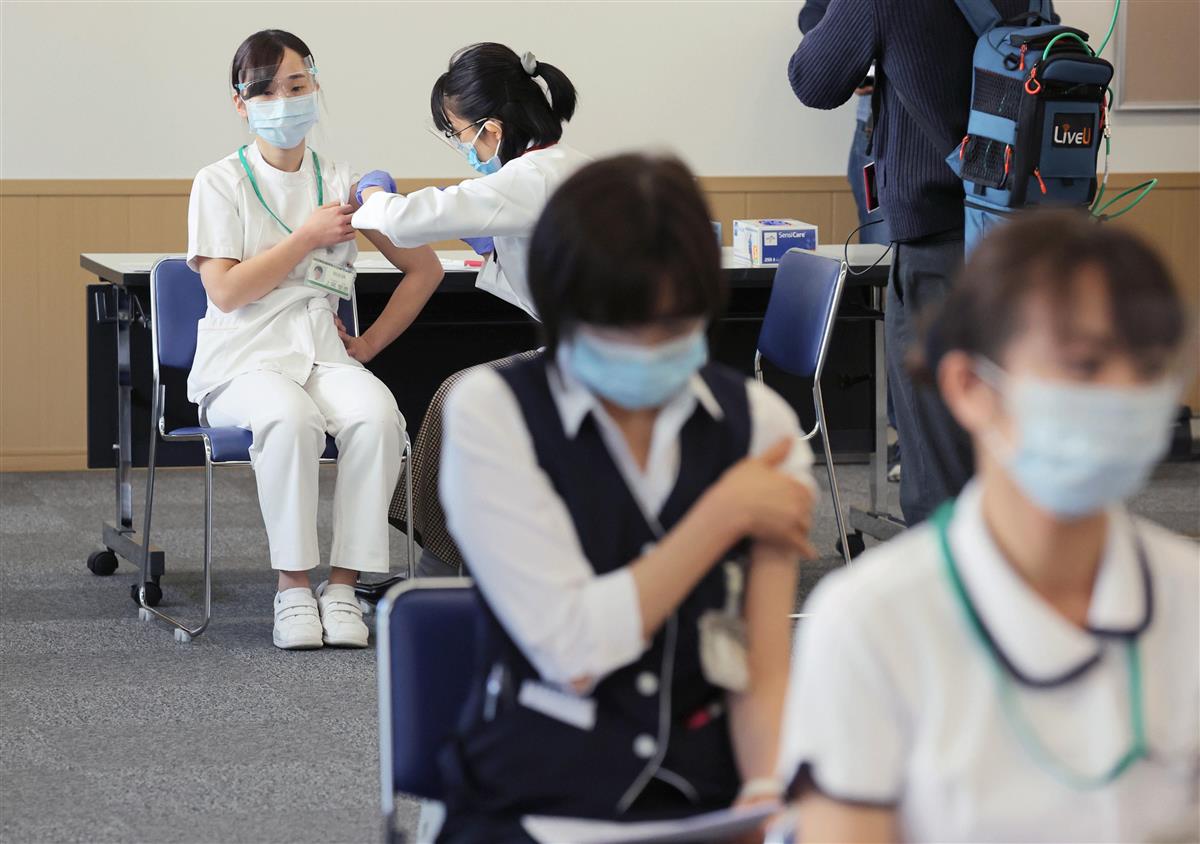 日本でも始まった新型コロナウイルスのワクチン接種。今後、接種が進めば感染収束につながることが期待される =17日、東京都内