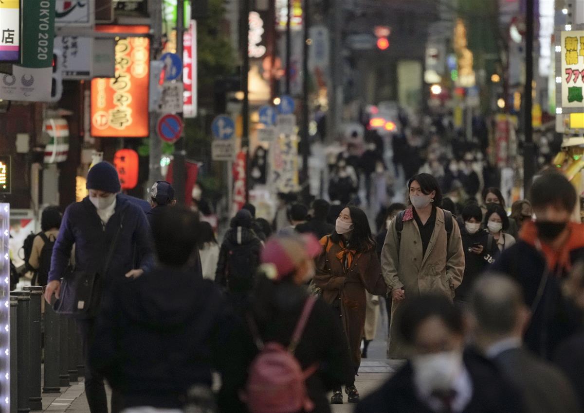 新型コロナウイルスの感染拡大に伴う緊急事態宣言が全面解除された22日、東京・新橋を行き交うマスク姿の人たち。解除後も感染再拡大を防ぐ行動が求められている